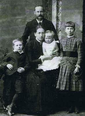 03-g02-fp-.jpg - Standing at back: Alfred Buck RIN-2730, L to R William
Buck RIN-2751, Mary Buck nee Whitewood RIN-2731, Baby:
Marjory Buck RIN-2776 and Alice Buck RIN-2725 photo
taken circa 1889