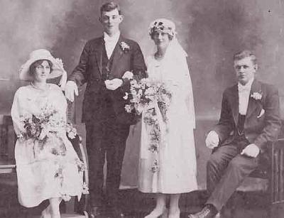 13-Hunter_CliffordL(4283)-WEDD.jpg - L to R: Nellie Pye RIN-4306, Clifford Lorrie Hunter
RIN-4281, Theresa Anne Gertrude Hunter nee Pye
RIN-4280, Richard Charles Pye RIN-4273 photo taken on
Clifford Lorrie Hunter and Theresa Anne Pye Wedding
Day 24 August 1921