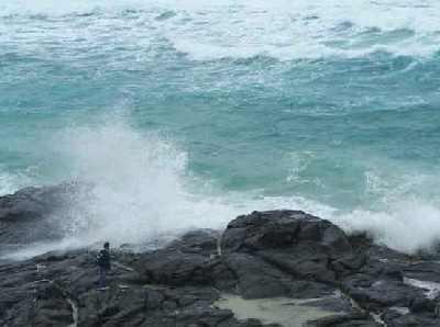 Breaking-surf-on-the-rocks.jpg